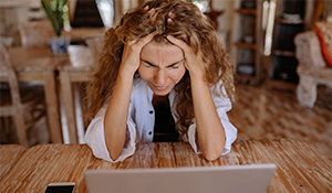 Kvinna vid dator_teknikstress_blogg