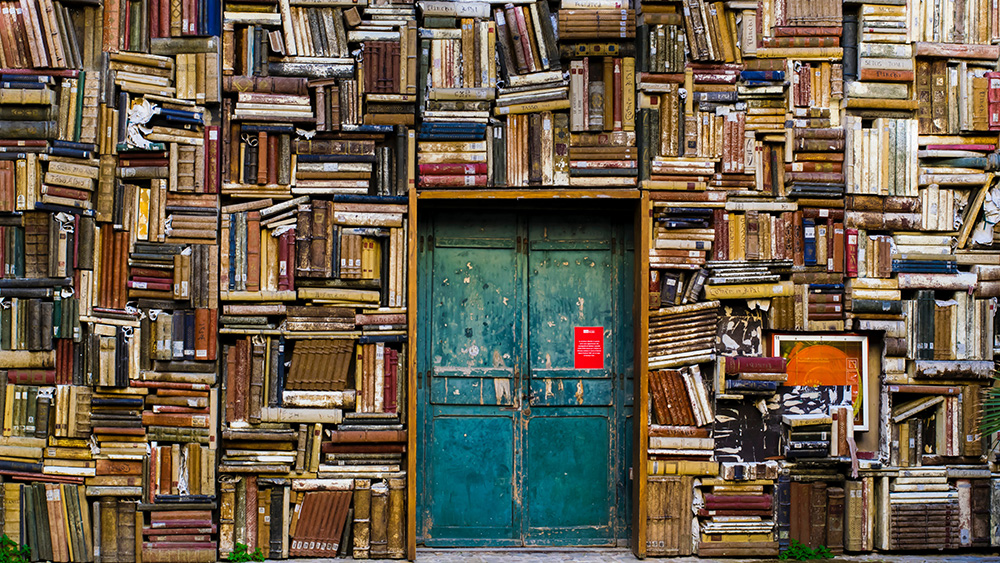 A really messy book shelf.